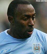 Vassell beëindigt slechte reeks Man City