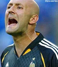 Coupet baalt van Barthez en was bijna weg