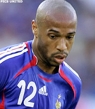 Frankrijk stelt teleur in opener met Zwitsers