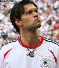 Michael Ballack aan de aftrap tegen Polen