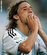 FIFA analyseert en geeft hem aan Crespo