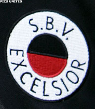 Gyan doet eigen Excelsior de das om