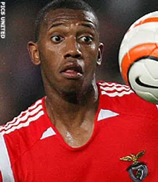 Thumbnail for article: Pompey-transfer Fernandes hangt om lies