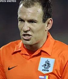 Thumbnail for article: Geblesseerde Robben en Sneijder kijken toe
