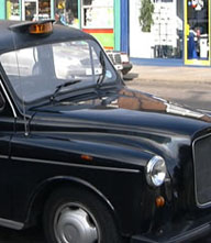 Voorzitter betaalt taxi voor supporters