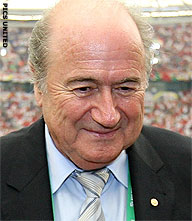 Blatter regeert zonder tegenstand door