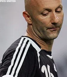 Thumbnail for article: Barthez stapte nog voor eindsignaal in auto