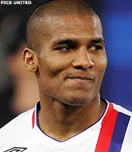 Florent Malouda troeft Elmander en Keita's af