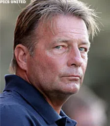 Thumbnail for article: Adriaanse twijfelt over aanbod Feyenoord