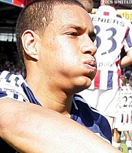 Thumbnail for article: Na vijf duels nieuw contract Van der Wiel