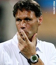 Van Basten stelt verlenging contract uit