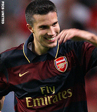 Robin van Persie velt Ajax na stevige finale