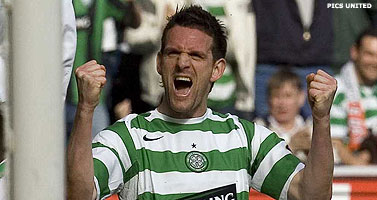 Vennegoor helpt Celtic weer alleen aan kop