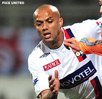 Lyon laat Fábio Santos teruggaan naar Brazilië