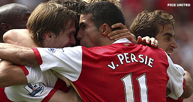 Van Persie waarschuwt te principieel Arsenal