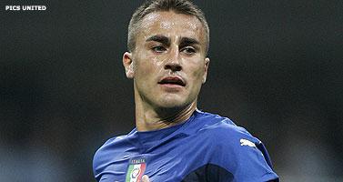 Cannavaro per brancard van de training bij Italië