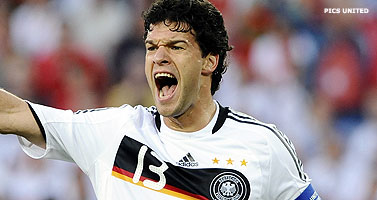 Duitsland met Ballack aan de aftrap, Spanje met Fabregas