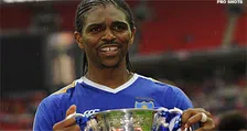 Thumbnail for article: 'Meester in voetbal' Kanu verlengt bij Portsmouth