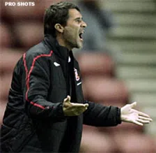Thumbnail for article: Coach Keane veegt de vloer aan met zijn spelers