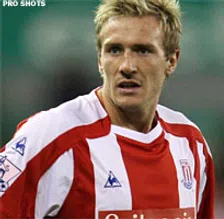 Thumbnail for article: Speler Stoke naar ziekenhuis na valpartij over hond