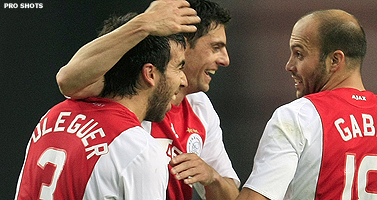 Ajax met hangen en wurgen langs FC Groningen