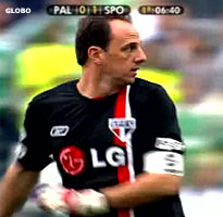 Twee rode kaarten na commotie rond aftrap in derby