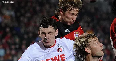 Bayer Leverkusen verslaat Köln en is koploper