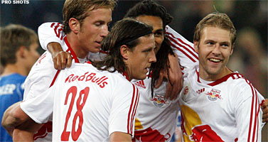 Red Bull en Adriaanse met zeven goals naar koppositie