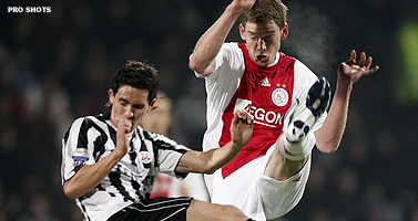 Eerste uitzege Ajax in tumultueus duel met Heracles