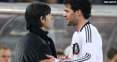 Ballack blijft Kapitän na gesprek met bondscoach Löw