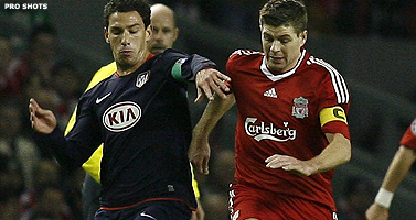Late penalty brengt Liverpool naast Atlético Madrid