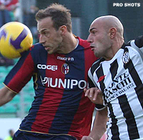 Supporter Bologna werpt geschonken shirt terug