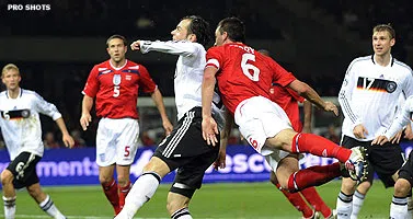 Engeland maakt minder fouten en wint in Duitsland