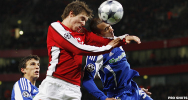 López schiet Porto verder, Arsenal dankt Bendtner