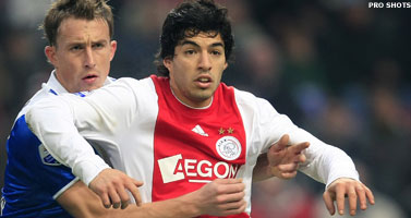 KNVB gaat elleboogstoot van Suárez onderzoeken