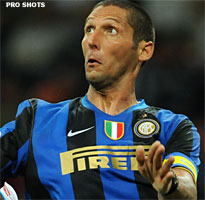 Materazzi weken uitgeschakeld na elleboog Rosenberg