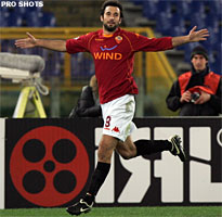 Invaller Vucinic helpt Roma naar volgende bekerronde