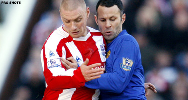 Man Utd wint dankzij Tévez, Chelsea verslaat hekkensluiter