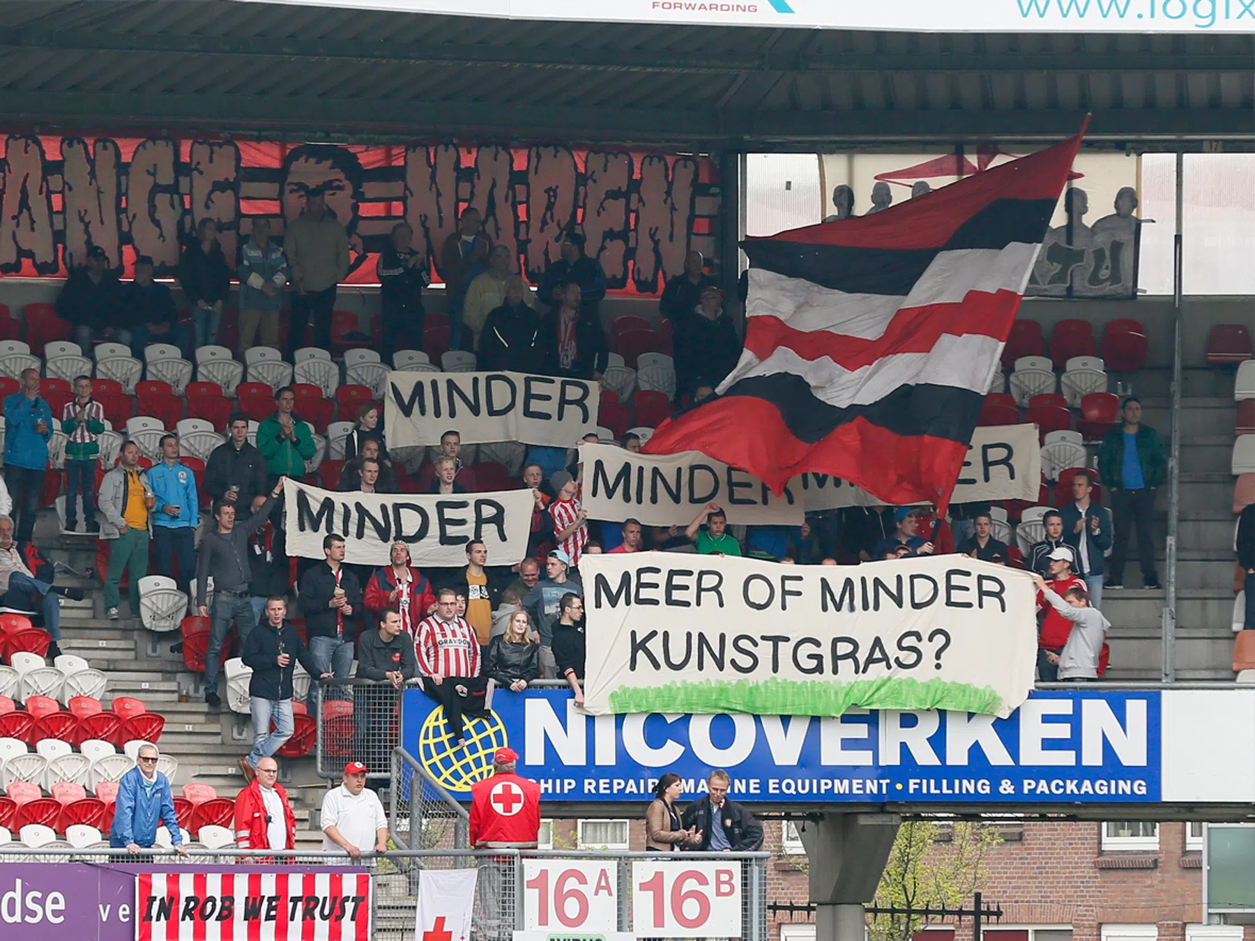 'Eén Nederlandse prof ontdekt die liever kunstgras heeft'