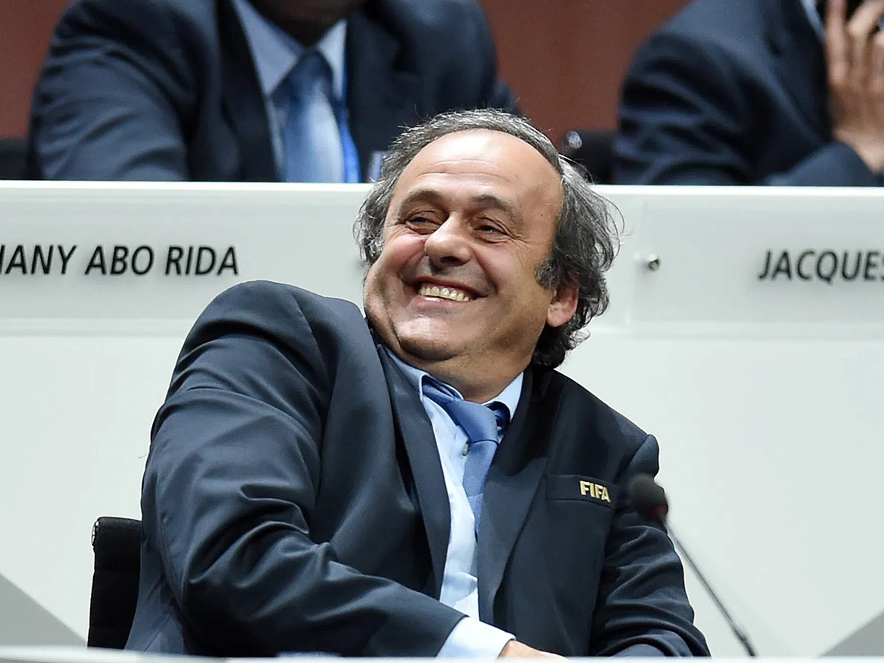 'Wat Blatter doet in het groot, doet Platini in het klein'
