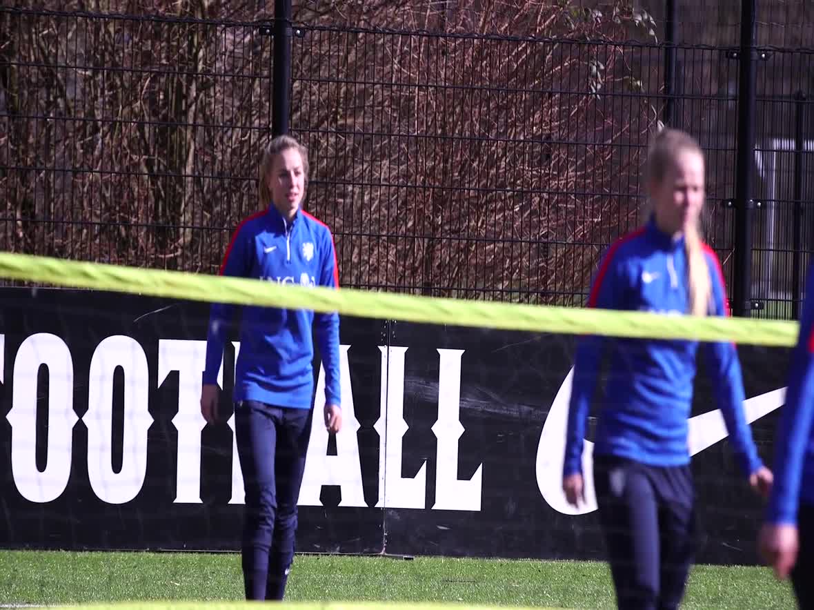 Willem gaat gestrekt bij bezoekje aan Oranje Leeuwinnen
