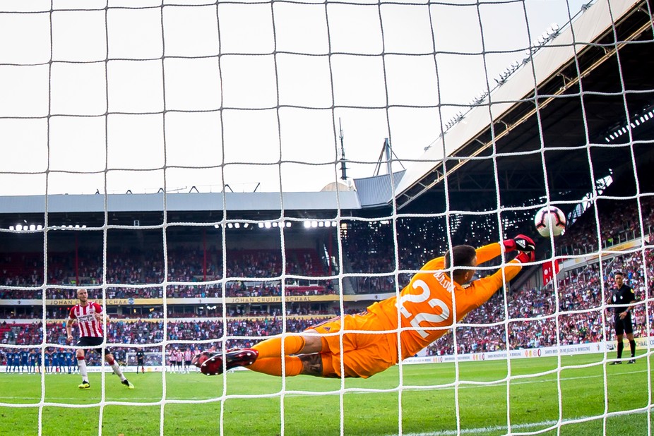 Justin Bijlow, supporter onder de Feyenoord-lat