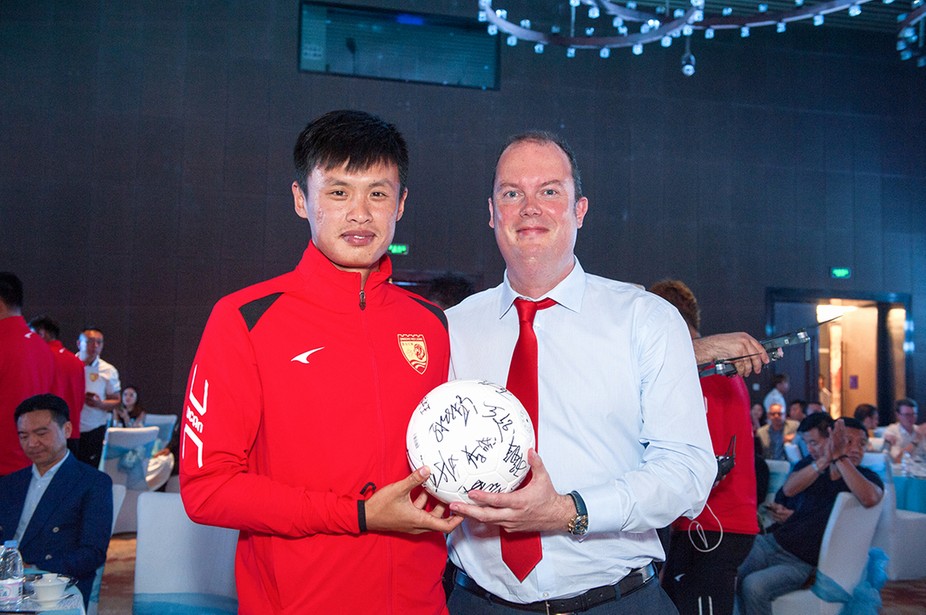 Het wonderlijke leven van een clubeigenaar in China én Australië