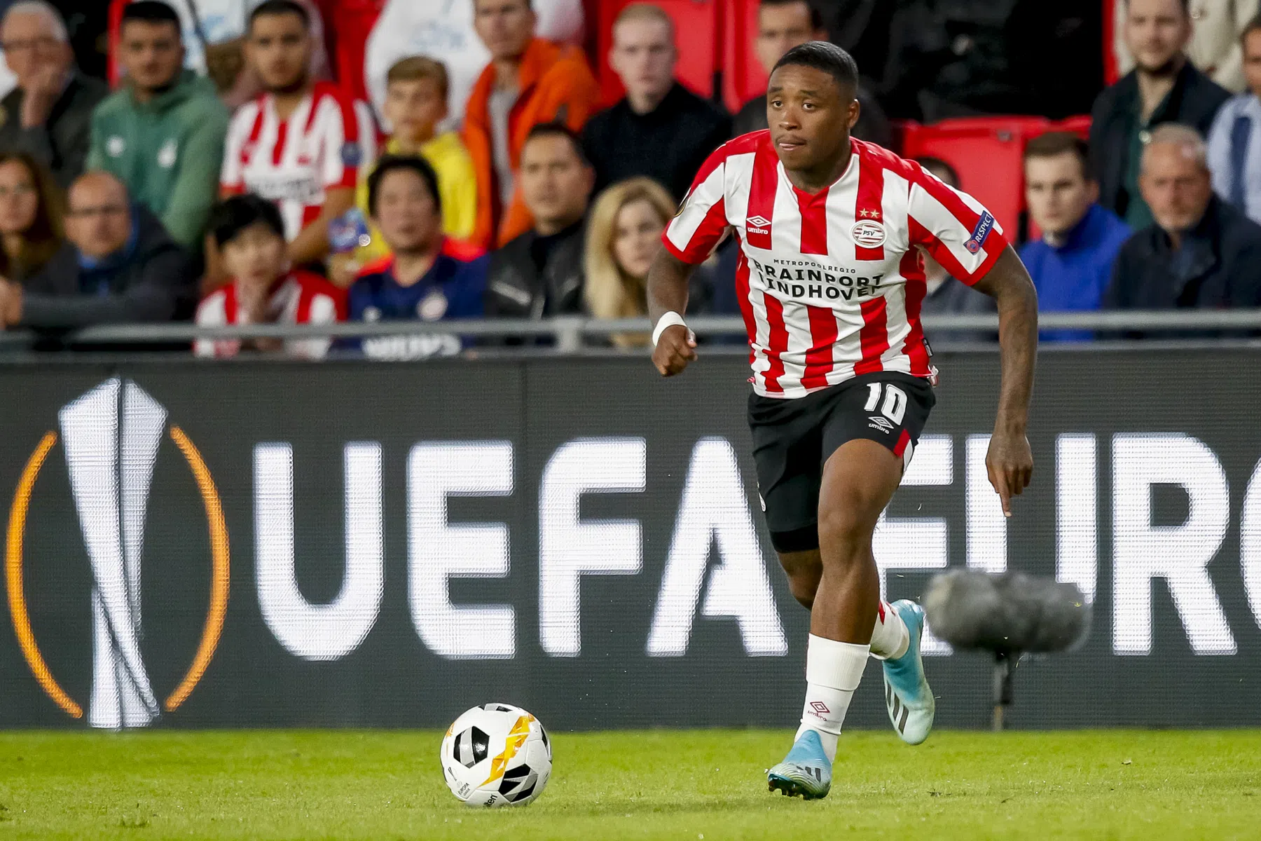 Bergwijn treedt uit zijn comfortzone: van de vleugel naar de as