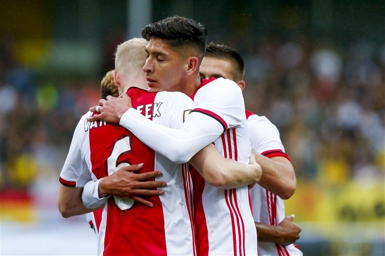 De middenveldpuzzel van Ajax tactisch geduid
