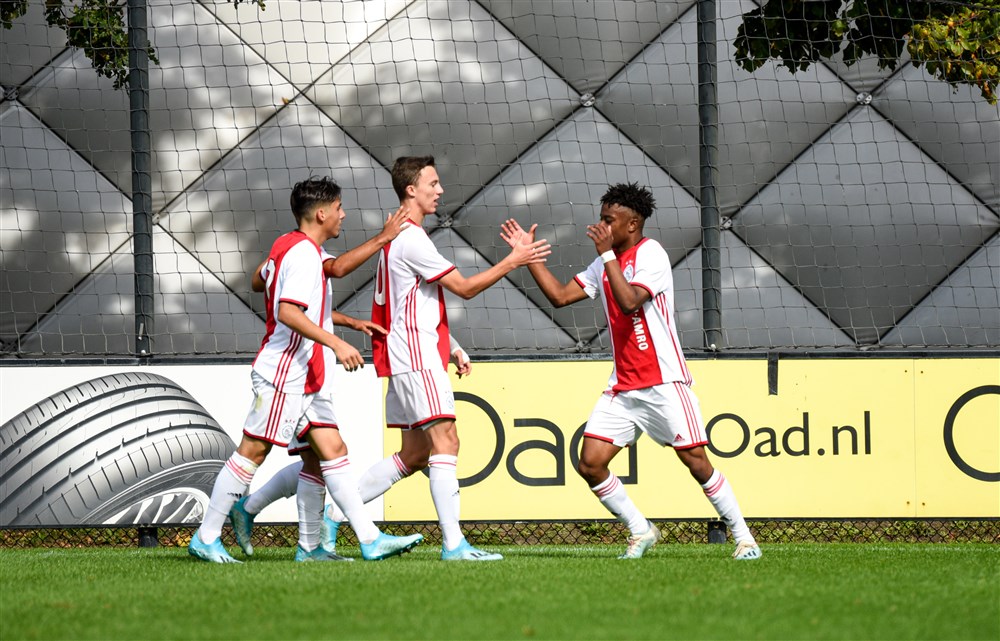 Omhaal Regeer leidt spectaculaire zege Ajax-talenten op Valencia in