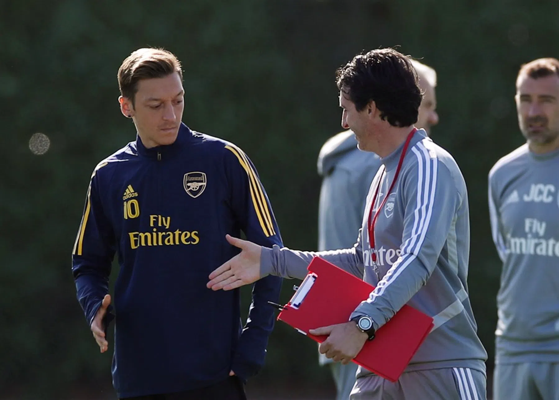 Özil gedegradeerd bij Arsenal: 'Anderen verdienen het meer'