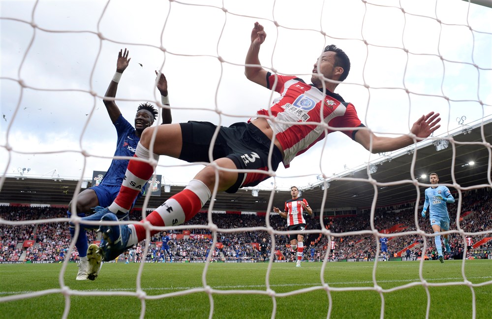 Goudhaantje Abraham slaat weer toe, Luiz-primeur helpt Arsenal topdrie in