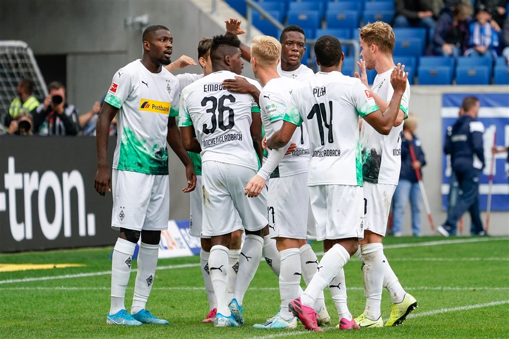 Gladbach mede door kolderieke blunder bovenaan 'vreemde' ranglijst