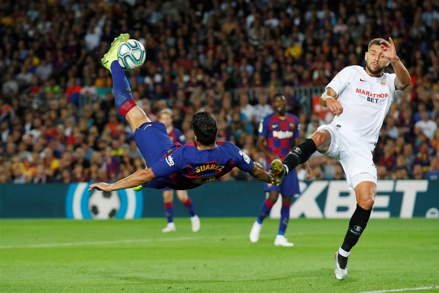 Suárez steelt de show met omhaal op dramatische avond Luuk de Jong